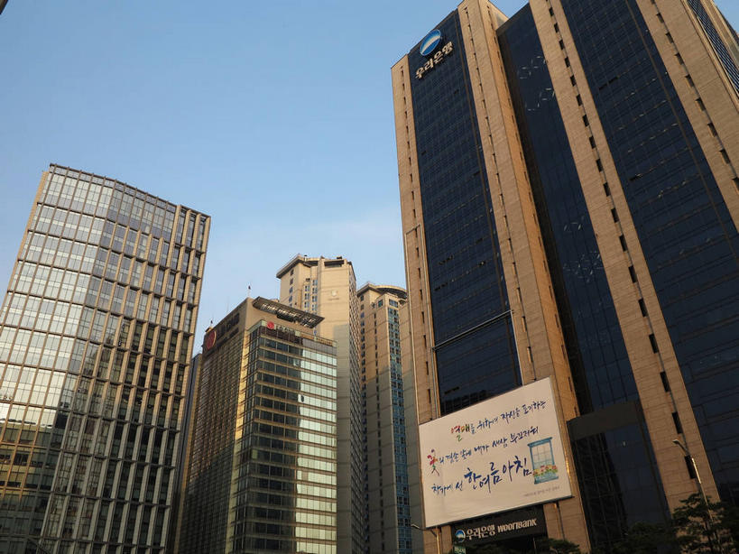 无人,银行,高楼大厦,横图,室外,白天,仰视,度假,美景,植物,窗户,落地窗,城市风光,标志建筑,城市,大厦,地标,建筑,摩天大楼,首尔,汉城,韩国,亚洲,一排,许多,阴影,整齐,并列,并排,光线,标志,文字,影子,字符,字母,景观,首都,很多,娱乐,标识,建设,玻璃窗,树,树木,排列,蓝色,绿色,蓝天,天空,阳光,自然,天,享受,休闲,景色,放松,金融,理财,生长,经济,晴朗,成长,资金,队列,平行,流通,玻璃幕墙,贸易,东亚,万里无云,大韩民国,首尔市,首尔特别市,特别市,韩语,晴空,晴空万里,彩图,低角度拍摄,大楼,高层建筑,高楼,摩天楼,朝鲜语,韩国语,中区,机构,金融机构,shslj1,友利银行