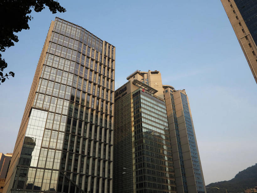 无人,银行,高楼大厦,横图,室外,白天,仰视,度假,美景,植物,窗户,落地窗,城市风光,标志建筑,城市,大厦,地标,建筑,摩天大楼,首尔,汉城,韩国,亚洲,一排,许多,阴影,整齐,并列,并排,光线,影子,景观,首都,很多,娱乐,建设,玻璃窗,树,树木,排列,蓝色,绿色,蓝天,天空,阳光,自然,天,享受,休闲,景色,放松,金融,理财,生长,经济,晴朗,成长,资金,队列,平行,流通,玻璃幕墙,贸易,东亚,万里无云,大韩民国,首尔市,首尔特别市,特别市,晴空,晴空万里,彩图,低角度拍摄,大楼,高层建筑,高楼,摩天楼,中区,新世界百货,机构,金融机构,shslj1,新世界百货店,友利银行