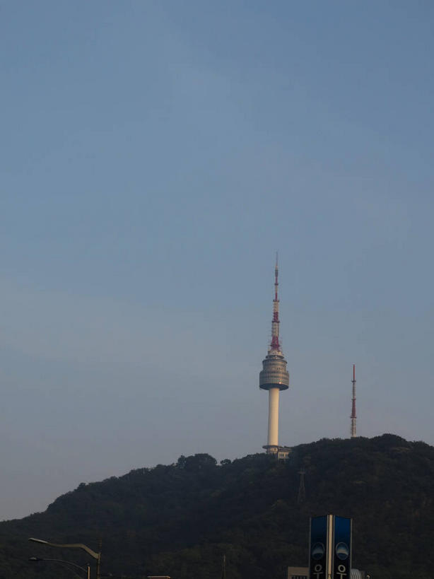 无人,公园,竖图,室外,白天,仰视,旅游,度假,美景,森林,山,山脉,树林,植物,城市风光,标志建筑,城市,地标,建筑,首尔,汉城,韩国,亚洲,一座,阴影,光线,影子,景观,山峰,云,云朵,塔,山峦,首都,云彩,娱乐,建设,树,树木,蓝色,绿色,白云,蓝天,天空,阳光,自然,群山,天,享受,休闲,景色,放松,生长,晴朗,成长,电视塔,东亚,南山,大韩民国,首尔市,首尔特别市,特别市,南山公园,N首尔塔,首尔塔,汉城塔,龙山区,晴空,彩图,低角度拍摄,中区,shslj1,韩国首尔南山公园