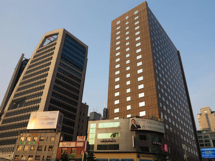 无人,高楼大厦,横图,室外,白天,仰视,度假,美景,植物,城市风光,标志建筑,城市,大厦,地标,建筑,摩天大楼,首尔,汉城,韩国,亚洲,阴影,光线,信息,标志,数字,文字,影子,字符,字母,景观,首都,娱乐,标识,建设,海报,广告,树,树木,蓝色,绿色,蓝天,天空,阳光,自然,天,享受,休闲,景色,放松,阿拉伯数字,生长,晴朗,成长,宣传,东亚,万里无云,大韩民国,首尔市,首尔特别市,特别市,韩语,晴空,晴空万里,彩图,低角度拍摄,大楼,高层建筑,高楼,摩天楼,朝鲜语,韩国语,明洞,中区,新世界百货,招贴,shslj1,新世界百货店