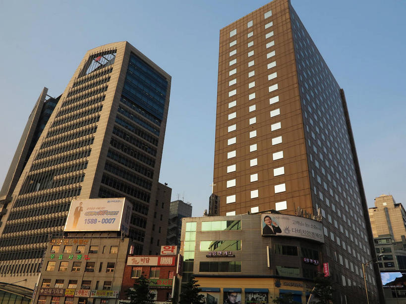 无人,高楼大厦,横图,室外,白天,仰视,度假,美景,植物,城市风光,标志建筑,城市,大厦,地标,建筑,摩天大楼,首尔,汉城,韩国,亚洲,阴影,光线,信息,标志,数字,文字,影子,字符,字母,景观,首都,娱乐,标识,建设,海报,广告,树,树木,蓝色,绿色,蓝天,天空,阳光,自然,天,享受,休闲,景色,放松,阿拉伯数字,生长,晴朗,成长,宣传,东亚,万里无云,大韩民国,首尔市,首尔特别市,特别市,韩语,晴空,晴空万里,彩图,低角度拍摄,大楼,高层建筑,高楼,摩天楼,朝鲜语,韩国语,明洞,中区,新世界百货,招贴,shslj1,新世界百货店