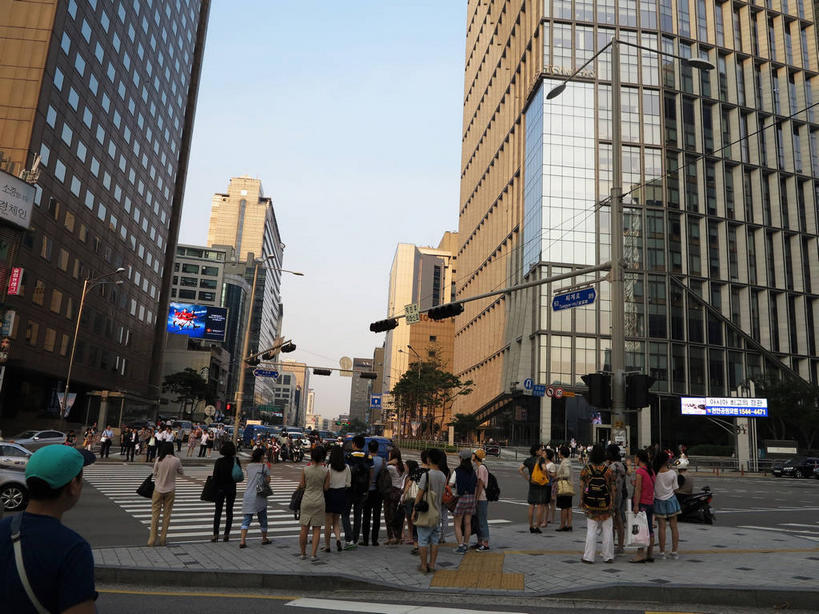 东方人,高楼大厦,站,横图,室外,白天,仰视,度假,安全,美景,植物,城市风光,城市,大厦,道路,建筑,路,摩天大楼,人行横道,公路,汽车,首尔,汉城,韩国,亚洲,行人,游客,游人,阴影,服装,光线,影子,景观,红绿灯,人行道,分界线,停车线,信号灯,交通,首都,许多人,休闲装,黄种人,娱乐,建设,路人,旅客,车,树,树木,衣服,蓝色,绿色,蓝天,天空,阳光,自然,交通工具,轿车,天,驾驶,行驶,站着,一群人,享受,休闲,休闲服,景色,放松,警示,服饰,生长,晴朗,成长,车行道,车行道分界线,操纵,控制,提示,载具,标线,人行横道线,驾车,流通,东亚,操控,车行线,交通信号灯,万里无云,行人信号灯,把持,大韩民国,首尔市,首尔特别市,特别市,过客,男人,男性,年轻男性,年轻女性,女人,女性,中年男性,中年女性,亚洲人,晴空,晴空万里,斑马线,马路,站立,半身,彩图,低角度拍摄,大楼,高层建筑,高楼,摩天楼,明洞,中区,新世界百货,shslj1,新世界百货店