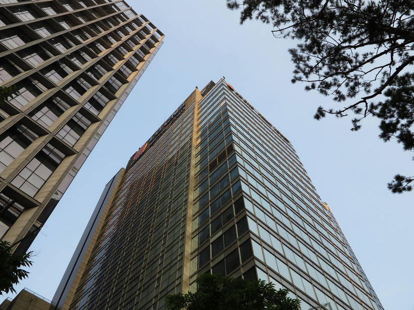 无人,高楼大厦,横图,室外,白天,仰视,度假,美景,植物,城市风光,标志建筑,城市,大厦,地标,建筑,摩天大楼,首尔,汉城,韩国,亚洲,阴影,光线,影子,景观,首都,娱乐,建设,树,树木,蓝色,绿色,蓝天,天空,阳光,自然,天,享受,休闲,景色,放松,生长,晴朗,成长,东亚,万里无云,大韩民国,首尔市,首尔特别市,特别市,晴空,晴空万里,彩图,低角度拍摄,大楼,高层建筑,高楼,摩天楼,中区,shslj1