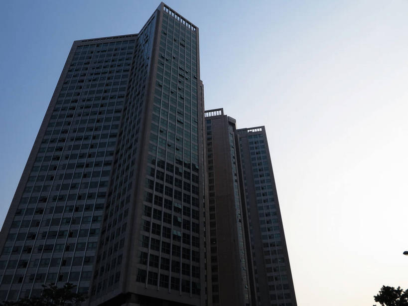 无人,高楼大厦,横图,室外,白天,仰视,度假,美景,植物,窗户,落地窗,城市风光,标志建筑,城市,大厦,地标,建筑,摩天大楼,首尔,汉城,韩国,亚洲,一排,许多,阴影,整齐,并列,并排,光线,影子,景观,首都,很多,娱乐,建设,玻璃窗,树,树木,排列,蓝色,绿色,蓝天,天空,阳光,自然,天,享受,休闲,景色,放松,生长,晴朗,成长,队列,平行,玻璃幕墙,东亚,万里无云,大韩民国,首尔市,首尔特别市,特别市,晴空,晴空万里,彩图,低角度拍摄,大楼,高层建筑,高楼,摩天楼,中区,shslj1,友利银行