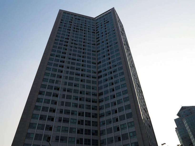 无人,高楼大厦,横图,室外,白天,仰视,度假,美景,窗户,落地窗,城市风光,标志建筑,城市,大厦,地标,建筑,摩天大楼,首尔,汉城,韩国,亚洲,一排,许多,阴影,整齐,并列,并排,光线,影子,景观,首都,很多,娱乐,建设,玻璃窗,排列,蓝色,蓝天,天空,阳光,天,享受,休闲,景色,放松,晴朗,队列,平行,玻璃幕墙,东亚,万里无云,大韩民国,首尔市,首尔特别市,特别市,晴空,晴空万里,彩图,低角度拍摄,大楼,高层建筑,高楼,摩天楼,中区,shslj1,友利银行