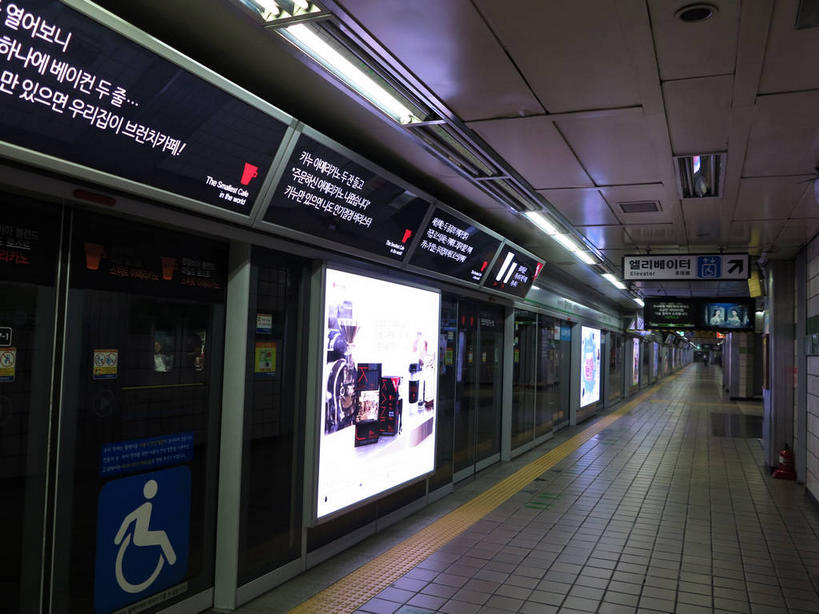 无人,横图,室内,白天,正面,安全,地铁,照明,阴影,光线,标志,文字,影子,字符,字母,灯光,防护,轨道交通,标识,顶灯,安全门,灯,灯具,保护,照亮,照明设备,保险,保全,周全,安稳,安定,韩语,平安,彩图,地铁机动车,地下铁,轻轨,地铁屏蔽门,屏蔽门,朝鲜语,韩国语,shslj1