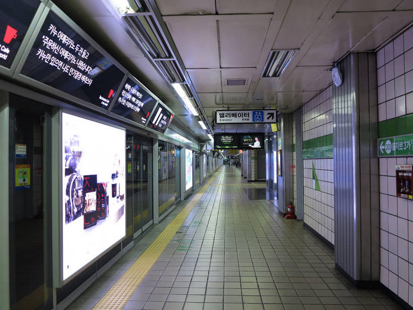 无人,横图,室内,白天,正面,安全,地铁,照明,阴影,光线,标志,文字,影子,字符,字母,灯光,防护,轨道交通,标识,顶灯,安全门,灯,灯具,保护,照亮,照明设备,保险,保全,周全,安稳,安定,韩语,平安,彩图,地铁机动车,地下铁,轻轨,地铁屏蔽门,屏蔽门,朝鲜语,韩国语,shslj1