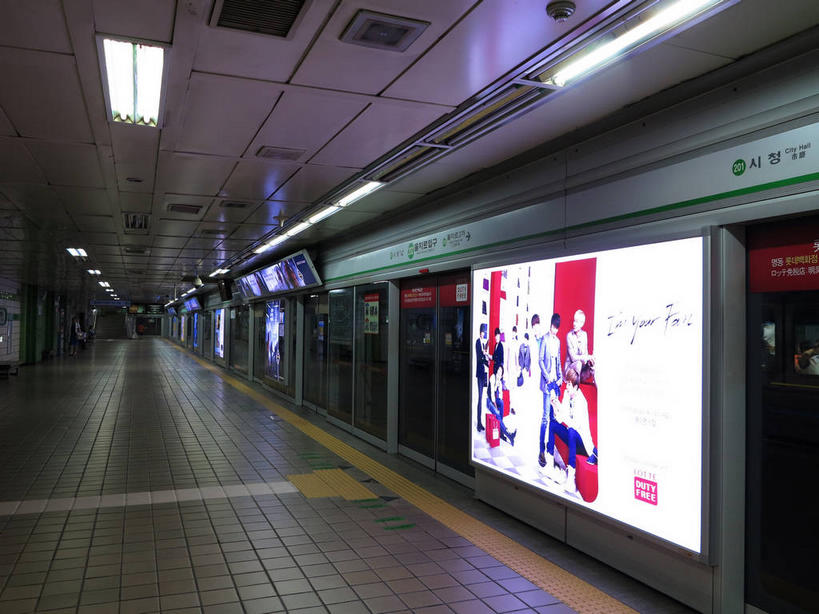 无人,横图,室内,白天,正面,安全,地铁,照明,阴影,光线,标志,文字,影子,字符,字母,灯光,防护,轨道交通,标识,顶灯,安全门,灯,灯具,保护,照亮,照明设备,保险,保全,周全,安稳,安定,韩语,平安,彩图,地铁机动车,地下铁,轻轨,地铁屏蔽门,屏蔽门,朝鲜语,韩国语,shslj1