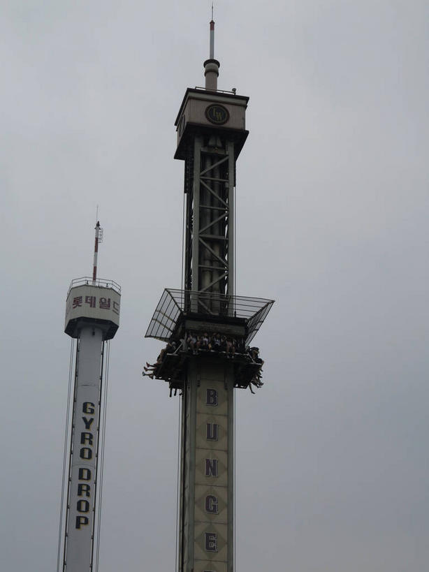 东方人,公园,游乐园,坐,竖图,室外,白天,仰视,度假,游戏,美景,城市风光,城市,游乐场,首尔,汉城,韩国,亚洲,行人,游客,游人,服装,英文,标志,文字,字符,字母,景观,首都,许多人,玩,休闲装,黄种人,娱乐,标识,路人,旅客,衣服,天空,天,一群人,享受,休闲,休闲服,景色,放松,服饰,游乐设施,跳楼机,活动,英文字母,发泄,消遣,智力,下降,降落,东亚,宣泄,乐园,大韩民国,首尔市,首尔特别市,特别市,乐天冒险世界,主题公园,滑落,游艺设施,降低,爬升,下跌,下落,过客,男人,男性,年轻男性,年轻女性,女人,女性,亚洲人,玩耍,嬉戏,坐着,彩图,低角度拍摄,全身,人造公园,主题乐园,shslj1