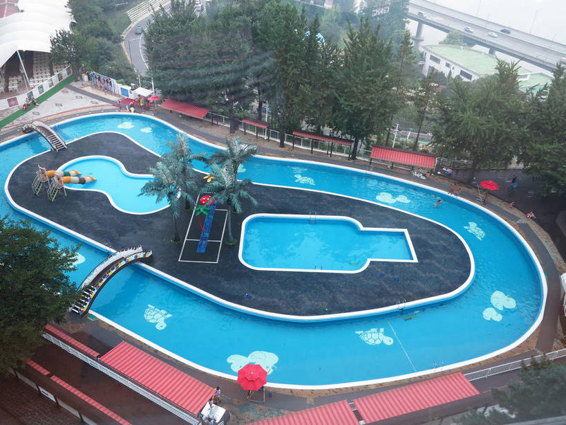 无人,游泳池,横图,俯视,航拍,室外,白天,度假,美景,水,植物,城市风光,城市,椅子,首尔,汉城,韩国,亚洲,伞,雨伞,遮阳伞,躺椅,景观,水池,水面,首都,娱乐,阳伞,泳池,树,树木,绿色,自然,享受,休闲,景色,放松,生长,成长,沙滩椅,太阳伞,鸟瞰,东亚,大韩民国,首尔市,首尔特别市,特别市,彩图,高角度拍摄,shslj1,广津区,华克山庄