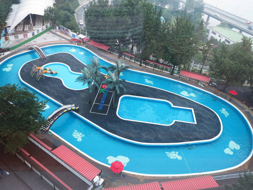 无人,游泳池,横图,俯视,航拍,室外,白天,度假,美景,水,植物,城市风光,城市,椅子,首尔,汉城,韩国,亚洲,伞,雨伞,遮阳伞,躺椅,景观,水池,水面,首都,娱乐,阳伞,泳池,树,树木,绿色,自然,享受,休闲,景色,放松,生长,成长,沙滩椅,太阳伞,鸟瞰,东亚,大韩民国,首尔市,首尔特别市,特别市,彩图,高角度拍摄,shslj1,广津区,华克山庄