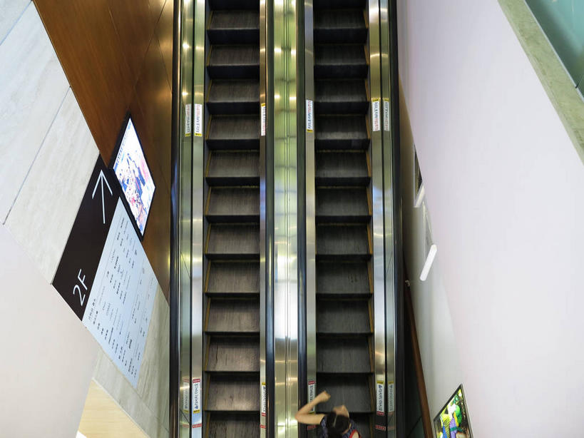 东方人,一个人,站,横图,俯视,室内,白天,电梯,首尔,汉城,韩国,亚洲,仅一个年轻女性,仅一个女性,仅一个人,服装,电动扶梯,墙,自动扶梯,运输工具,首都,休闲装,黄种人,方向,箭头,墙壁,墙面,衣服,白色,站着,休闲,休闲服,服饰,指向,东亚,簇,大韩民国,首尔市,首尔特别市,特别市,年轻女性,女人,女性,亚洲人,站立,半身,彩图,高角度拍摄,扶手电梯,升降设备,运输带,自动行人电梯,电扶梯,shslj1,广津区,华克山庄