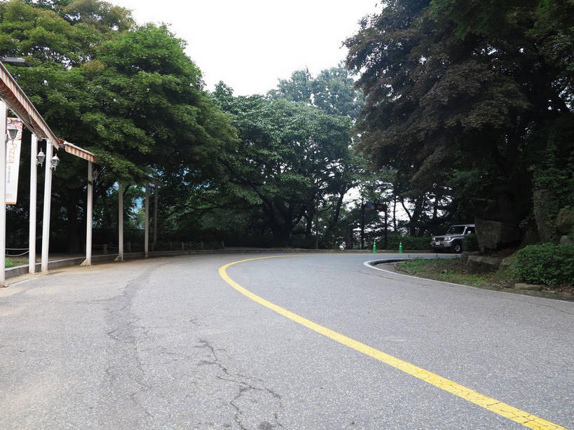 无人,横图,室外,白天,正面,度假,草地,草坪,美景,树林,植物,城市风光,城市,道路,路,公路,汽车,首尔,汉城,韩国,亚洲,停靠,曲折,弯曲,景观,分界线,停车线,交通,首都,娱乐,车,草,树,树木,黄色,绿色,天空,自然,交通工具,轿车,天,享受,休闲,景色,放松,蜿蜒,生长,成长,车行道,车行道分界线,停泊,载具,标线,东亚,车行线,大韩民国,首尔市,首尔特别市,特别市,马路,彩图,shslj1,广津区,华克山庄