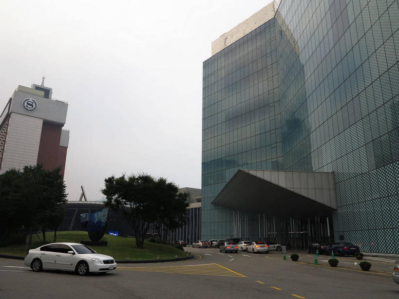 无人,宾馆,高楼大厦,横图,室外,白天,仰视,旅游,度假,树林,植物,窗户,落地窗,标志建筑,大厦,道路,地标,建筑,酒店,路,摩天大楼,公路,汽车,首尔,汉城,韩国,亚洲,一排,许多,整齐,并列,并排,分界线,停车线,交通,首都,很多,娱乐,建设,玻璃窗,车,树,树木,排列,绿色,天空,自然,交通工具,轿车,天,享受,休闲,旅游胜地,放松,生长,成长,酒家,车行道,车行道分界线,旅社,队列,载具,标线,平行,玻璃幕墙,东亚,车行线,大韩民国,首尔市,首尔特别市,特别市,马路,彩图,低角度拍摄,大楼,高层建筑,高楼,客店,客栈,旅店,旅馆,摩天楼,商旅,shslj1,广津区,华克山庄,华克山庄喜来登酒店