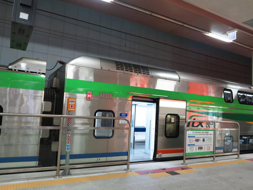 无人,栏杆,火车站,横图,室内,白天,正面,度假,安全,美景,城市风光,城市,火车,车站,照明,首尔,汉城,韩国,亚洲,一辆,景观,围栏,灯光,防护,站台,首都,娱乐,护栏,月台,安全门,车,灯,灯具,交通工具,享受,休闲,景色,放松,保护,照亮,照明设备,载具,保险,东亚,保全,周全,安稳,安定,荧光灯,大韩民国,首尔市,首尔特别市,特别市,平安,彩图,铁路车站,铁路站,地铁屏蔽门,屏蔽门,shslj1,清凉里