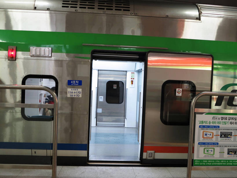 无人,栏杆,火车站,横图,室内,白天,正面,度假,安全,美景,城市风光,城市,火车,车站,首尔,汉城,韩国,亚洲,一辆,阴影,光线,影子,景观,围栏,灯光,防护,站台,首都,娱乐,护栏,月台,安全门,车,交通工具,享受,休闲,景色,放松,保护,载具,保险,东亚,保全,周全,安稳,安定,大韩民国,首尔市,首尔特别市,特别市,平安,彩图,铁路车站,铁路站,地铁屏蔽门,屏蔽门,shslj1,清凉里