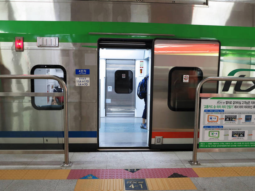 无人,栏杆,火车站,横图,室内,白天,正面,度假,安全,美景,城市风光,城市,火车,车站,首尔,汉城,韩国,亚洲,一辆,阴影,光线,影子,景观,围栏,灯光,防护,站台,首都,娱乐,护栏,月台,安全门,车,交通工具,享受,休闲,景色,放松,保护,载具,保险,东亚,保全,周全,安稳,安定,大韩民国,首尔市,首尔特别市,特别市,平安,彩图,铁路车站,铁路站,地铁屏蔽门,屏蔽门,shslj1,清凉里