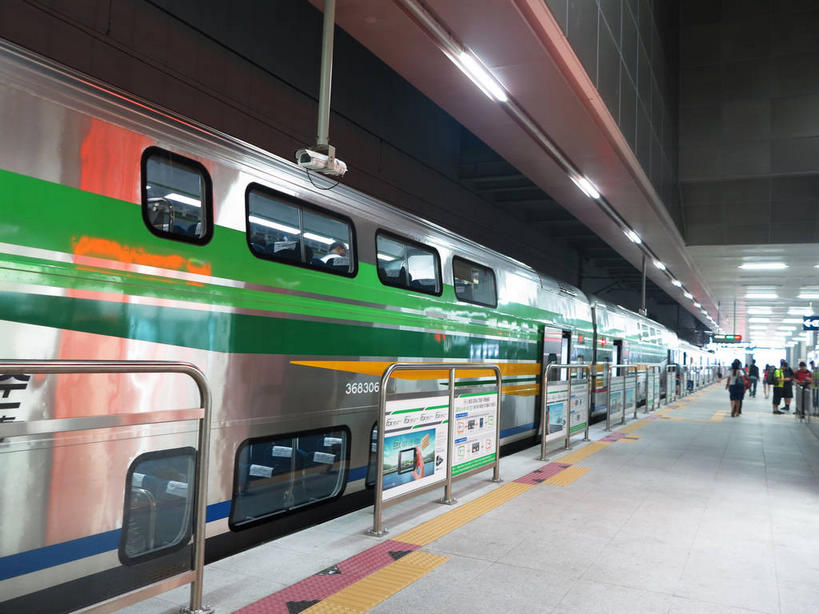 东方人,栏杆,火车站,站,走,横图,室内,白天,正面,度假,安全,美景,城市风光,城市,火车,车站,首尔,汉城,韩国,亚洲,一辆,行人,游客,游人,阴影,服装,光线,影子,景观,围栏,灯光,防护,站台,首都,许多人,注视,休闲装,黄种人,娱乐,护栏,月台,路人,旅客,安全门,车,衣服,交通工具,观察,看,站着,一群人,享受,休闲,休闲服,景色,放松,服饰,观看,保护,察看,关注,载具,保险,东亚,保全,周全,安稳,安定,大韩民国,首尔市,首尔特别市,特别市,过客,平安,男人,男性,年轻男性,年轻女性,女人,女性,亚洲人,步行,散步,站立,走路,半身,彩图,铁路车站,铁路站,地铁屏蔽门,屏蔽门,shslj1,清凉里