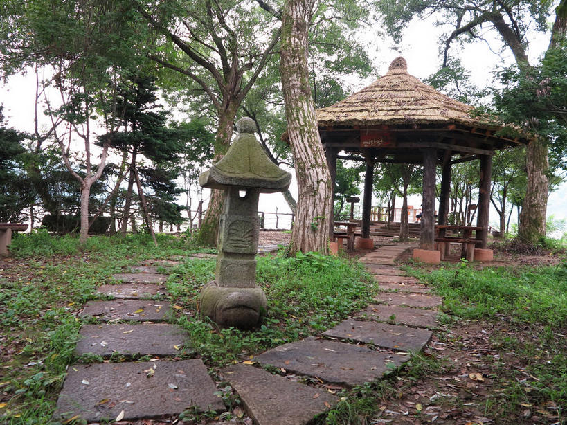 无人,横图,室外,白天,正面,旅游,度假,草地,草坪,美景,树林,植物,道路,路,照明,春川,南怡岛,韩国,亚洲,亭子,景观,小路,灯光,青苔,苔藓,枝条,交通,娱乐,灯,草,树,树木,树枝,绿色,天空,自然,灯具,凉亭,天,享受,休闲,景色,放松,生长,成长,照亮,照明设备,自然风光,东亚,大韩民国,江原道,春川市,虬枝,枝杈,彩图,石灯,道,shslj1