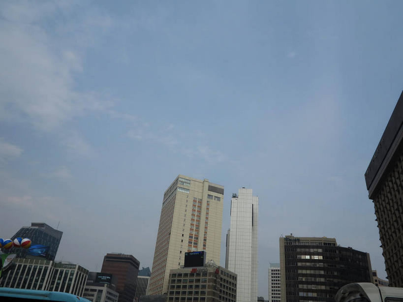 无人,高楼大厦,横图,室外,白天,仰视,度假,办公楼,美景,城市风光,城市,大厦,摩天大楼,写字楼,首尔,汉城,韩国,亚洲,阴影,飞行,光线,影子,景观,云,云朵,建筑群,交通,首都,云彩,娱乐,航空,蓝色,白云,蓝天,天空,阳光,热气球,楼宇,交通工具,天,享受,休闲,商务楼,景色,放松,运输,晴朗,载具,东亚,大韩民国,首尔市,首尔特别市,特别市,晴空,彩图,低角度拍摄,大楼,高层建筑,高楼,摩天楼,中区,shslj1