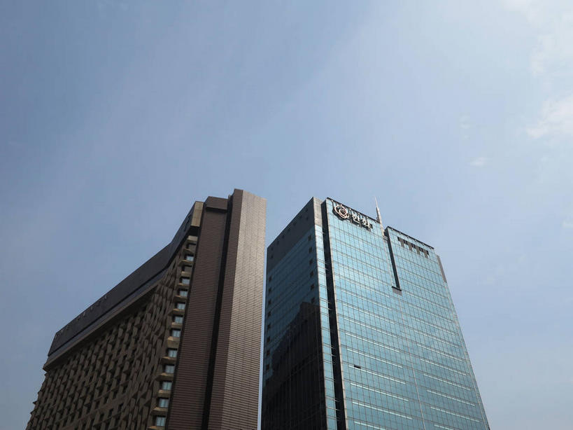 无人,高楼大厦,横图,室外,白天,仰视,旅游,度假,窗户,落地窗,标志建筑,大厦,地标,建筑,摩天大楼,首尔,汉城,韩国,亚洲,一排,许多,阴影,整齐,并列,并排,光线,影子,首都,很多,娱乐,建设,玻璃窗,排列,蓝色,蓝天,天空,阳光,天,享受,休闲,旅游胜地,放松,晴朗,队列,平行,玻璃幕墙,东亚,万里无云,大韩民国,首尔市,首尔特别市,特别市,晴空,晴空万里,彩图,低角度拍摄,大楼,高层建筑,高楼,摩天楼,中区,shslj1