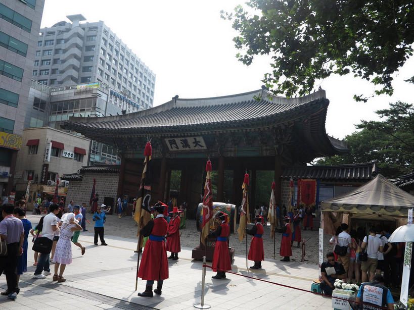 东方人,宫殿,站,走,横图,室外,白天,正面,民族服装,旅游,度假,植物,标志建筑,地标,建筑,旗帜,首尔,汉城,韩国,亚洲,一排,行人,游客,游人,整齐,瓦片,首都,许多人,瓦,注视,黄种人,娱乐,旗子,建设,路人,旅客,树,树木,排列,绿色,天空,自然,天,观察,看,站着,一群人,享受,休闲,旅游胜地,放松,建造,生长,成长,观看,察看,队列,关注,东亚,屋瓦,旌旗,旗号,大韩民国,首尔市,首尔特别市,特别市,王宫,乐宫,德寿宫,西宫,大汉门,过客,男人,男性,年轻男性,年轻女性,女人,女性,亚洲人,步行,散步,站立,走路,半身,彩图,传统服装,民俗服,shslj1