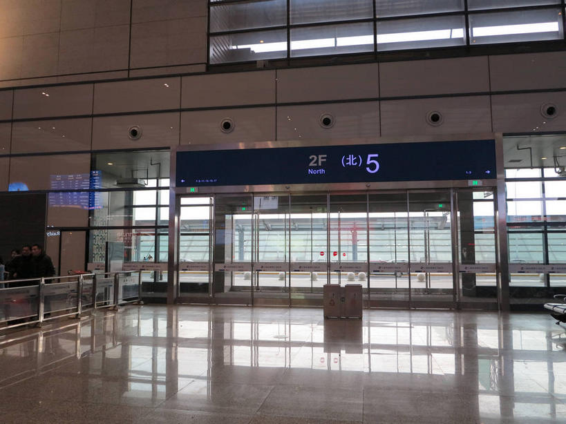 无人,栏杆,火车站,横图,室内,白天,正面,度假,美景,窗户,门,城市风光,城市,车站,上海,中国,亚洲,标志,瓷砖,地砖,数字,文字,字符,景观,围栏,地面,站台,娱乐,标识,护栏,月台,玻璃窗,倒影,门框,享受,休闲,景色,放松,阿拉伯数字,虹桥火车站,申,倒映,东亚,闵行区,上海市,中华人民共和国,沪,华东地区,反照,彩图,铁路车站,铁路站,上海虹桥站,shslj1