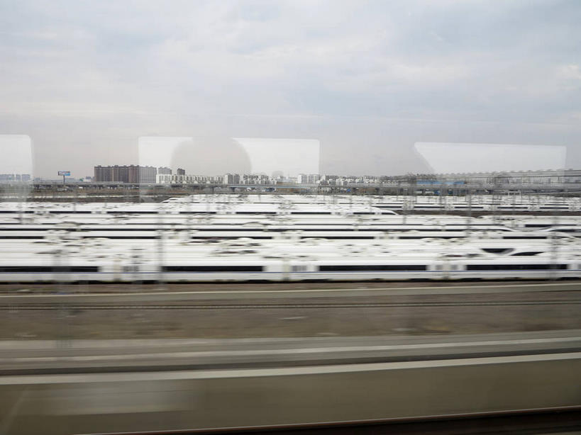 无人,家,横图,室内,白天,正面,窗户,路,铁路,火车,阴影,透明,光线,影子,房屋,屋子,云,云朵,轨道,交通,铁轨,云彩,车厢,楼房,玻璃窗,住宅,车,蓝色,白云,倒影,蓝天,天空,阳光,交通工具,天,运输,晴朗,高铁,倒映,载具,高速铁路,通透,反照,晴空,彩图,房子,shslj1