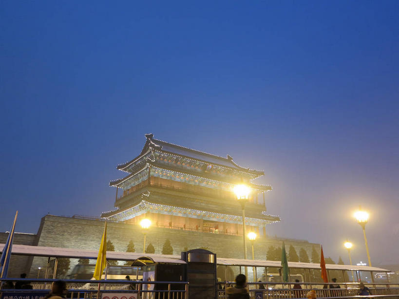 无人,栏杆,横图,室外,夜晚,仰视,旅游,度假,名胜古迹,窗户,标志建筑,地标,建筑,路灯,照明,北京,中国,亚洲,遗迹,瓦片,墙,屋檐,围栏,灯光,首都,古迹,文物,娱乐,建设,城墙,古建筑,护栏,檐,墙壁,墙面,灯,蓝色,蓝天,天空,天,享受,休闲,旅游胜地,放松,城楼,坚硬,照亮,照明设备,前门,防御,古文明,东亚,中华人民共和国,东城区,北京市,京,北平,华北地区,门楼,坚固,彩图,低角度拍摄,前门大街,正阳门,飞檐,东城,shslj1