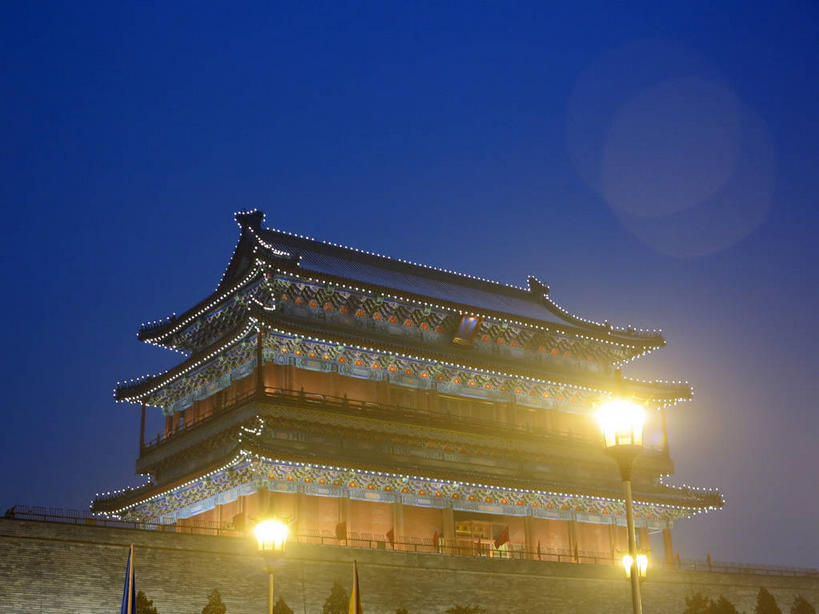 无人,横图,室外,夜晚,仰视,旅游,度假,名胜古迹,窗户,标志建筑,地标,建筑,路灯,照明,北京,中国,亚洲,遗迹,信息,标志,瓦片,文字,字符,墙,屋檐,灯光,首都,古迹,文物,娱乐,标识,建设,城墙,古建筑,海报,檐,玻璃窗,广告,墙壁,墙面,灯,蓝色,蓝天,天空,天,享受,休闲,汉字,旅游胜地,放松,城楼,坚硬,照亮,照明设备,中文,前门,防御,宣传,古文明,东亚,中华人民共和国,东城区,北京市,京,北平,华北地区,国文,华文,门楼,坚固,彩图,低角度拍摄,前门大街,正阳门,招贴,飞檐,东城,shslj1