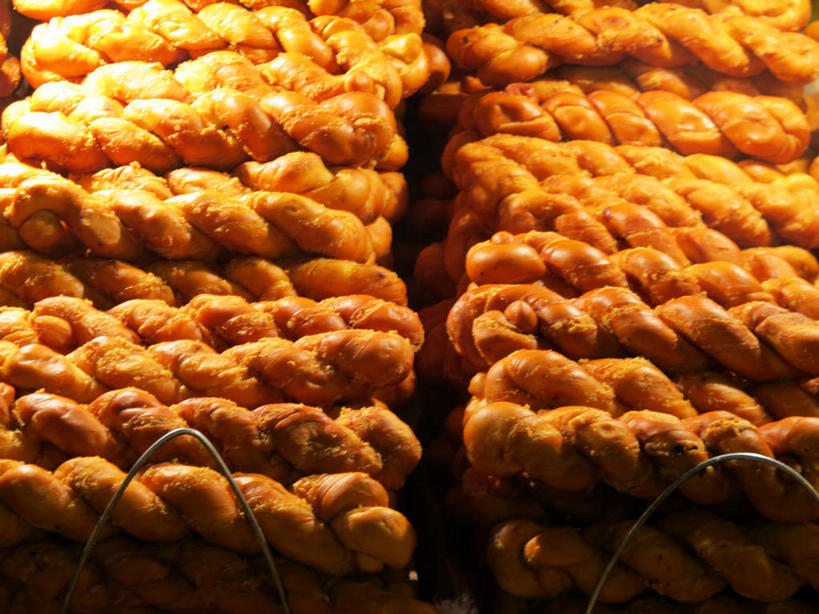 点心,无人,横图,俯视,室外,特写,白天,一排,许多,阴影,整齐,光线,影子,灯光,油炸,食品,很多,食物,排列,黄色,零食,中式,麻花,堆,队列,彩图,高角度拍摄,脆麻花,卷麻花,shslj1,北京麻花