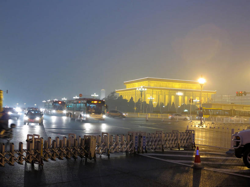 无人,横图,室外,夜晚,正面,旅游,度假,植物,标志建筑,地标,建筑,路灯,公共汽车,照明,北京,天安门广场,中国,亚洲,分离,墙,灯光,巴士,公交车,首都,警告,娱乐,建设,墙壁,墙面,车,灯,树,树木,黄色,蓝色,绿色,蓝天,天空,自然,交通工具,轿车,天,享受,休闲,旅游胜地,放松,警示,生长,成长,隔离,禁止,照亮,提醒,照明设备,提示,限制,载具,交通标志,东亚,路锥,中华人民共和国,东城区,北京市,京,北平,华北地区,毛主席纪念堂,交通锥,危险,彩图,东城,shslj1