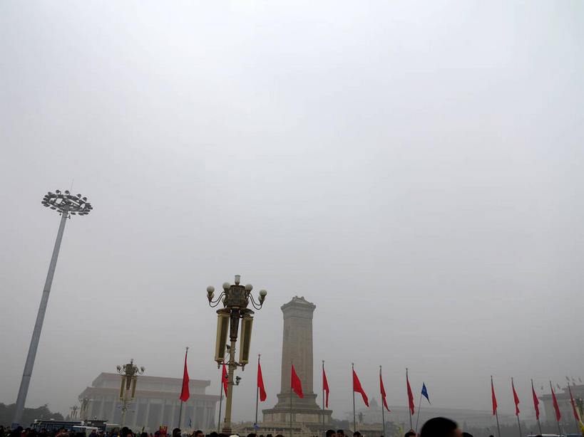 无人,横图,室外,白天,仰视,旅游,度假,雾,标志建筑,地标,建筑,路灯,旗帜,国旗,照明,北京,天安门广场,中国,亚洲,一排,许多,吊挂,悬挂,朦胧,模糊,整齐,旗杆,柱子,墙,乌云,云,阴天,云朵,纪念碑,灯光,首都,很多,挂,云彩,娱乐,建设,五星红旗,墙壁,墙面,灯,排列,红色,天空,天,享受,休闲,旅游胜地,放松,照亮,迷雾,昏暗,阴沉,照明设备,队列,中国国旗,东亚,人民英雄纪念碑,中华人民共和国,东城区,北京市,京,北平,华北地区,毛主席纪念堂,旗,大雾,彩图,低角度拍摄,红地五星旗,中华人民共和国国旗,东城,shslj1