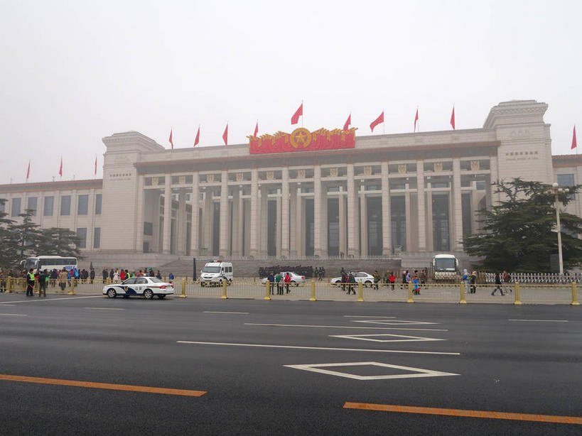 东方人,博物馆,走,横图,室外,白天,仰视,旅游,度假,植物,雾,窗户,标志建筑,道路,地标,建筑,路,公路,汽车,旗帜,国旗,北京,天安门广场,中国,亚洲,一排,许多,行人,游客,游人,吊挂,悬挂,服装,朦胧,模糊,研究,整齐,旗杆,墙,乌云,云,阴天,云朵,分界线,停车线,交通,首都,很多,许多人,教育,挂,云彩,注视,休闲装,黄种人,娱乐,建设,五星红旗,路人,旅客,玻璃窗,墙壁,墙面,车,树,树木,排列,衣服,红色,绿色,天空,自然,交通工具,轿车,天,观察,看,一群人,享受,休闲,休闲服,旅游胜地,放松,服饰,生长,成长,观看,展览,车行道,车行道分界线,迷雾,察看,昏暗,阴沉,队列,关注,欣赏,载具,标线,陈列,中国国旗,东亚,车行线,中华人民共和国,东城区,北京市,京,北平,华北地区,中国国家博物馆,典藏,过客,男人,男性,年轻男性,年轻女性,女人,女性,中年男性,中年女性,亚洲人,旗,大雾,马路,步行,散步,走路,半身,彩图,低角度拍摄,红地五星旗,中华人民共和国国旗,中国革命博物馆,东城,shslj1