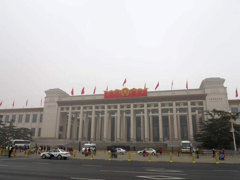 东方人,博物馆,走,横图,室外,白天,仰视,旅游,度假,植物,雾,窗户,标志建筑,道路,地标,建筑,路,公路,汽车,旗帜,国旗,北京,天安门广场,中国,亚洲,一排,许多,行人,游客,游人,吊挂,悬挂,服装,朦胧,模糊,研究,整齐,旗杆,墙,乌云,云,阴天,云朵,分界线,停车线,交通,首都,很多,许多人,教育,挂,云彩,注视,休闲装,黄种人,娱乐,建设,五星红旗,路人,旅客,玻璃窗,墙壁,墙面,车,树,树木,排列,衣服,红色,绿色,天空,自然,交通工具,轿车,天,观察,看,一群人,享受,休闲,休闲服,旅游胜地,放松,服饰,生长,成长,观看,展览,车行道,车行道分界线,迷雾,察看,昏暗,阴沉,队列,关注,欣赏,载具,标线,陈列,中国国旗,东亚,车行线,中华人民共和国,东城区,北京市,京,北平,华北地区,中国国家博物馆,典藏,过客,男人,男性,年轻男性,年轻女性,女人,女性,中年男性,中年女性,亚洲人,旗,大雾,马路,步行,散步,走路,半身,彩图,低角度拍摄,红地五星旗,中华人民共和国国旗,中国革命博物馆,东城,shslj1