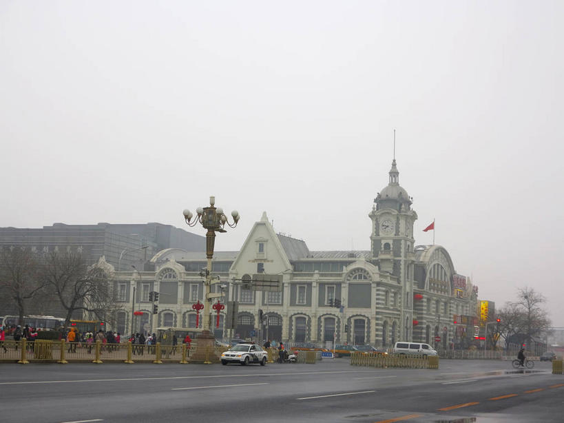 无人,博物馆,横图,室外,白天,正面,旅游,度假,植物,雾,窗户,标志建筑,道路,地标,建筑,路,公路,汽车,旗帜,北京,中国,亚洲,吊挂,悬挂,朦胧,模糊,研究,旗杆,墙,乌云,云,阴天,云朵,交通,首都,教育,挂,云彩,娱乐,旗子,建设,玻璃窗,墙壁,墙面,车,树,树木,绿色,天空,自然,交通工具,轿车,天,享受,休闲,旅游胜地,放松,生长,成长,展览,迷雾,昏暗,阴沉,欣赏,载具,陈列,东亚,中华人民共和国,东城区,北京市,京,北平,华北地区,中国铁道博物馆,旗号,典藏,大雾,马路,彩图,东城,shslj1,北京铁路博物馆,前门东大街