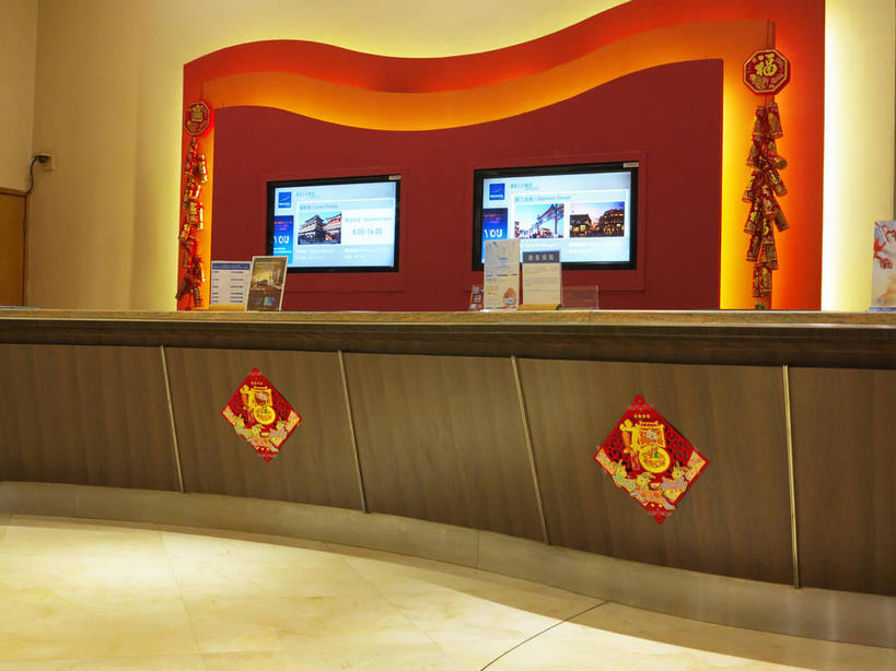 无人,前台,宾馆,横图,室内,白天,正面,幸福,显示器,桌子,酒店,电视,照明,北京,中国,亚洲,吊挂,悬挂,环保,艺术,装饰,壁灯,屏幕,手工艺品,办公桌,墙,灯光,地面,首都,挂,文化,显示屏,墙壁,墙面,灯,绿色,福字,工艺品,中国结,灯具,液晶电视,服务台,清晰,轻薄,能源,酒家,华丽,修饰,旅社,照亮,回收,点缀,资源,高雅,照明设备,中国文化,彩电,饰物,利用,祝愿,便携,低碳,输出设备,东亚,循环,中华人民共和国,东城区,北京市,京,北平,华北地区,自信心,品位,衬托,美观,雅致,雅观,彩色电视机,福,持续,福气,电视机,彩图,客店,客栈,旅店,旅馆,福运,春节贴,福字帖,帮助台,呼叫台,商旅,高清,传统文化,东城,shslj1,北京新侨饭店,崇文门西大街