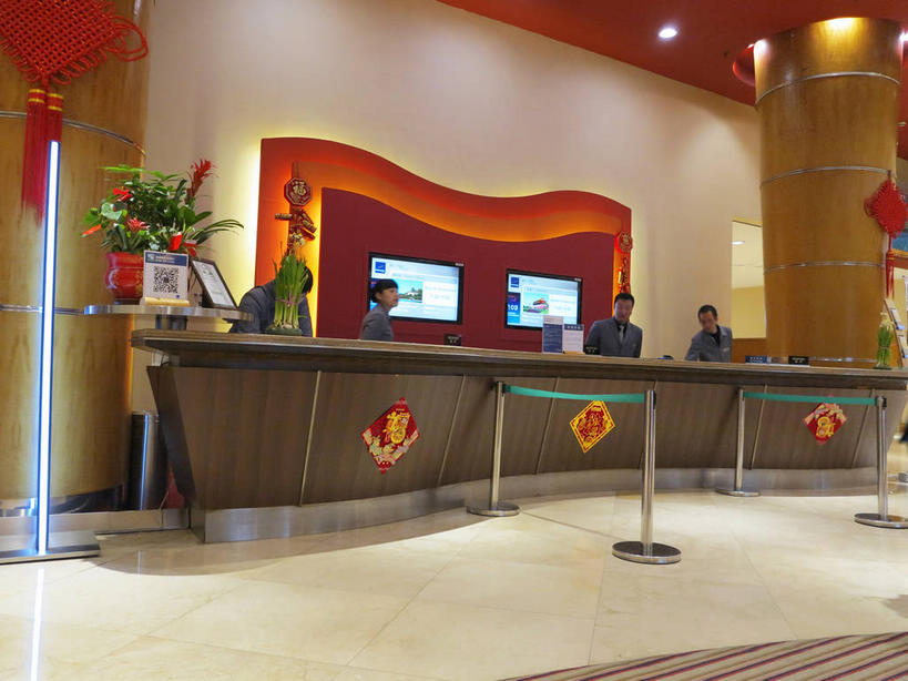 东方人,四个人,前台,服务员,宾馆,栏杆,站,横图,室内,白天,正面,工作服,制服,幸福,显示器,植物,桌子,酒店,电视,照明,北京,中国,亚洲,吊挂,悬挂,环保,艺术,装饰,壁灯,盆栽,屏幕,手工艺品,办公桌,墙,围栏,灯光,盆景,地面,首都,挂,分开,注视,黄种人,文化,显示屏,护栏,墙壁,墙面,灯,绿色,自然,福字,工艺品,中国结,灯具,液晶电视,观察,看,站着,隔断,服务台,清晰,隔离带,轻薄,生长,能源,成长,观看,酒家,隔离,华丽,修饰,旅社,照亮,回收,点缀,资源,察看,高雅,照明设备,关注,中国文化,彩电,间隔,饰物,利用,祝愿,便携,低碳,输出设备,东亚,循环,中华人民共和国,东城区,北京市,京,北平,华北地区,自信心,品位,衬托,美观,雅致,雅观,断绝,隔开,屏蔽,屏绝,远离,中断,阻遏,阻隔,彩色电视机,福,工作制服,持续,福气,男人,男性,年轻男性,年轻女性,女人,女性,亚洲人,服务生,侍者,电视机,站立,彩图,全身,工作套服,客店,客栈,旅店,旅馆,福运,春节贴,福字帖,帮助台,呼叫台,栏杆座,一米线,商旅,高清,传统文化,东城,shslj1,北京新侨饭店,崇文门西大街