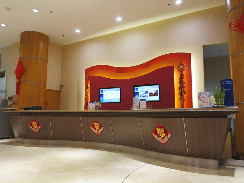 无人,前台,宾馆,横图,室内,白天,正面,幸福,显示器,桌子,酒店,电视,照明,北京,中国,亚洲,吊挂,悬挂,环保,艺术,装饰,壁灯,屏幕,手工艺品,办公桌,墙,灯光,地面,首都,挂,文化,显示屏,墙壁,墙面,灯,绿色,福字,工艺品,中国结,灯具,液晶电视,服务台,清晰,轻薄,能源,酒家,华丽,修饰,旅社,照亮,回收,点缀,资源,高雅,照明设备,中国文化,彩电,饰物,利用,祝愿,便携,低碳,输出设备,东亚,循环,中华人民共和国,东城区,北京市,京,北平,华北地区,自信心,品位,衬托,美观,雅致,雅观,彩色电视机,福,持续,福气,电视机,彩图,客店,客栈,旅店,旅馆,福运,春节贴,福字帖,帮助台,呼叫台,商旅,高清,传统文化,东城,shslj1,北京新侨饭店,崇文门西大街