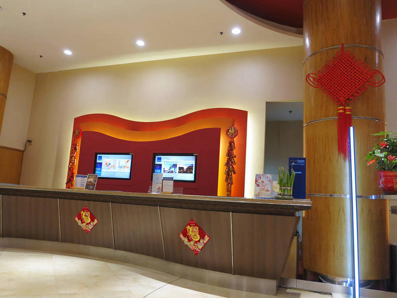 无人,前台,宾馆,横图,室内,白天,正面,幸福,显示器,桌子,酒店,电视,照明,北京,中国,亚洲,吊挂,悬挂,环保,艺术,装饰,壁灯,屏幕,手工艺品,办公桌,墙,灯光,地面,首都,挂,文化,显示屏,墙壁,墙面,灯,绿色,福字,工艺品,中国结,灯具,液晶电视,服务台,清晰,轻薄,能源,酒家,华丽,修饰,旅社,照亮,回收,点缀,资源,高雅,照明设备,中国文化,彩电,饰物,利用,祝愿,便携,低碳,输出设备,东亚,循环,中华人民共和国,东城区,北京市,京,北平,华北地区,自信心,品位,衬托,美观,雅致,雅观,彩色电视机,福,持续,福气,电视机,彩图,客店,客栈,旅店,旅馆,福运,春节贴,福字帖,帮助台,呼叫台,商旅,高清,传统文化,东城,shslj1,北京新侨饭店,崇文门西大街