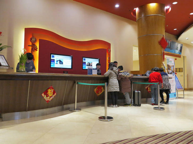 东方人,背部,前台,服务员,宾馆,栏杆,站,横图,室内,白天,正面,工作服,制服,幸福,显示器,植物,桌子,酒店,电视,照明,北京,中国,亚洲,吊挂,悬挂,环保,艺术,装饰,壁灯,盆栽,屏幕,手工艺品,办公桌,墙,围栏,灯光,盆景,地面,首都,许多人,挂,分开,注视,黄种人,文化,显示屏,护栏,顾客,墙壁,墙面,灯,绿色,自然,福字,工艺品,中国结,灯具,液晶电视,观察,看,站着,一群人,隔断,服务台,清晰,隔离带,轻薄,生长,能源,成长,观看,酒家,隔离,华丽,修饰,旅社,照亮,回收,点缀,资源,察看,高雅,照明设备,关注,中国文化,彩电,间隔,饰物,利用,祝愿,便携,低碳,输出设备,东亚,循环,中华人民共和国,东城区,北京市,京,北平,华北地区,自信心,品位,衬托,美观,雅致,雅观,断绝,隔开,屏蔽,屏绝,远离,中断,阻遏,阻隔,彩色电视机,福,工作制服,持续,福气,主顾,男人,男性,年轻男性,年轻女性,女人,女性,亚洲人,服务生,侍者,电视机,站立,彩图,全身,工作套服,客店,客栈,旅店,旅馆,福运,春节贴,福字帖,帮助台,呼叫台,栏杆座,一米线,商旅,高清,传统文化,东城,shslj1,北京新侨饭店,崇文门西大街