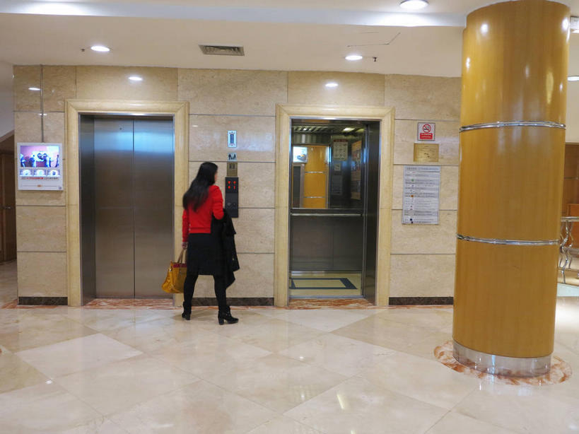 东方人,一个人,宾馆,站,横图,室内,白天,显示器,门,天花板,电梯,酒店,照明,北京,中国,亚洲,仅一个年轻女性,仅一个女性,仅一个人,握,服装,包,壁灯,瓷砖,地砖,皮包,屏幕,柱子,墙,灯光,地面,运输工具,首都,拿,拿着,休闲装,黄种人,显示屏,墙壁,墙面,灯,背面,衣服,黄色,灯具,门框,站着,休闲,休闲服,握着,服饰,升降梯,酒家,单肩包,旅社,照亮,照明设备,输出设备,东亚,中华人民共和国,东城区,北京市,京,北平,华北地区,年轻女性,女人,女性,亚洲人,站立,彩图,全身,客店,客栈,旅店,旅馆,商旅,升降设备,东城,shslj1,北京新侨饭店,崇文门西大街