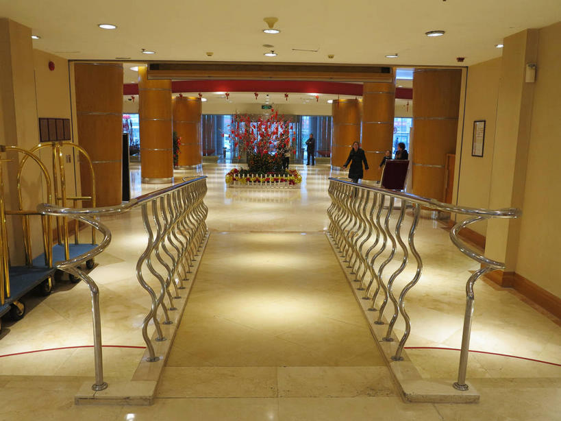 东方人,宾馆,栏杆,走,横图,室内,白天,正面,门,天花板,酒店,北京,中国,亚洲,行人,服装,瓷砖,地砖,柱子,墙,围栏,地面,首都,许多人,休闲装,黄种人,护栏,路人,墙壁,墙面,车,衣服,手推车,门框,交通工具,一群人,休闲,休闲服,服饰,行李车,酒家,旅社,载具,东亚,中华人民共和国,东城区,北京市,京,北平,华北地区,过客,男人,男性,年轻男性,年轻女性,女人,女性,亚洲人,步行,散步,走路,彩图,全身,客店,客栈,旅店,旅馆,酒店行李车,商旅,东城,shslj1,北京新侨饭店,崇文门西大街