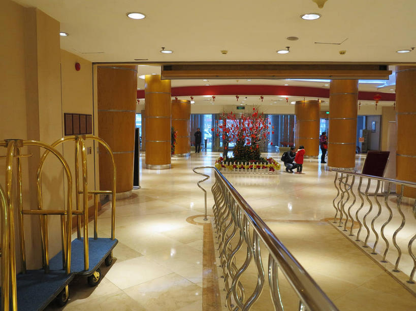 东方人,宾馆,栏杆,走,横图,室内,白天,正面,门,天花板,酒店,北京,中国,亚洲,行人,服装,瓷砖,地砖,柱子,墙,围栏,地面,首都,许多人,休闲装,黄种人,护栏,路人,墙壁,墙面,车,衣服,手推车,门框,交通工具,一群人,休闲,休闲服,服饰,行李车,酒家,旅社,载具,东亚,中华人民共和国,东城区,北京市,京,北平,华北地区,过客,男人,男性,年轻男性,年轻女性,女人,女性,亚洲人,步行,散步,走路,彩图,全身,客店,客栈,旅店,旅馆,酒店行李车,商旅,东城,shslj1,北京新侨饭店,崇文门西大街