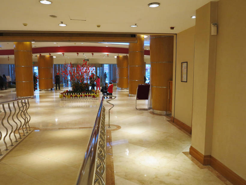 东方人,宾馆,栏杆,走,横图,室内,白天,正面,门,天花板,酒店,北京,中国,亚洲,行人,服装,瓷砖,地砖,柱子,墙,围栏,地面,首都,许多人,休闲装,黄种人,护栏,路人,墙壁,墙面,车,衣服,手推车,门框,交通工具,一群人,休闲,休闲服,服饰,行李车,酒家,旅社,载具,东亚,中华人民共和国,东城区,北京市,京,北平,华北地区,过客,男人,男性,年轻男性,年轻女性,女人,女性,亚洲人,步行,散步,走路,彩图,全身,客店,客栈,旅店,旅馆,酒店行李车,商旅,东城,shslj1,北京新侨饭店,崇文门西大街