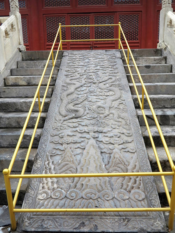 无人,栏杆,竖图,俯视,室外,白天,旅游,度假,绘画,名胜古迹,窗户,楼梯,标志建筑,地标,建筑,雕塑,北京,天安门广场,中国,亚洲,遗迹,艺术,装饰,雕刻,雕像,扶手,浮雕,瓦片,阶梯,墙,屋檐,首都,古迹,文化,文物,娱乐,建设,古建筑,太庙,护栏,檐,玻璃窗,墙壁,墙面,台阶,黄色,红色,蓝色,天空,工艺品,天,享受,休闲,旅游胜地,放松,纪念,美术,主题,陈列,古文明,东亚,中华人民共和国,东城区,北京市,京,北平,华北地区,功能,美学,画画,彩图,高角度拍摄,浅浮雕,北京太庙,劳动人民文化宫,东城,shslj1