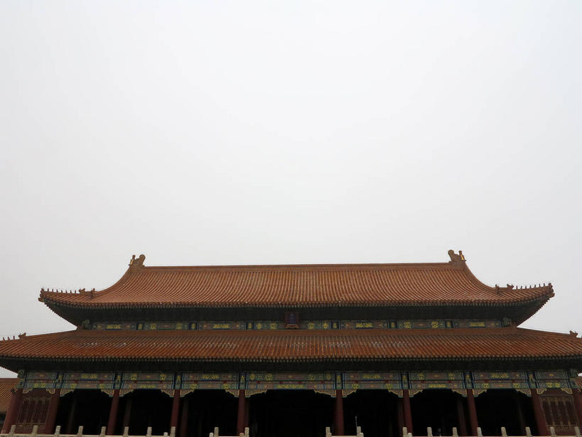 无人,故宫,宫殿,横图,室外,白天,仰视,旅游,度假,绘画,名胜古迹,雾,标志建筑,地标,建筑,雕塑,北京,中国,亚洲,一块,吊挂,悬挂,朦胧,模糊,遗迹,艺术,装饰,标志,雕刻,牌匾,瓦片,文字,柱子,字符,墙,屋檐,乌云,云,阴天,云朵,首都,挂,云彩,古迹,文化,文物,娱乐,标识,建设,古建筑,檐,壁画,墙壁,墙面,天空,工艺品,紫禁城,天,享受,休闲,汉字,旅游胜地,放松,纪念,华丽,修饰,美术,点缀,迷雾,宫廷,昏暗,权利,阴沉,中文,主题,陈列,古文明,东亚,中华人民共和国,北京市,京,北平,华北地区,功能,美学,衬托,美观,雅致,雅观,国文,华文,北京故宫博物院,王宫,太和殿,大雾,画画,彩图,低角度拍摄,皇宫,奉天殿,飞檐,shslj1