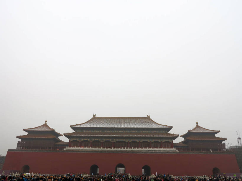 无人,故宫,宫殿,横图,室外,白天,仰视,旅游,度假,名胜古迹,雪,雾,大雪,标志建筑,地标,建筑,北京,中国,亚洲,朦胧,模糊,遗迹,瓦片,墙,屋檐,积雪,乌云,雪景,云,阴天,云朵,冬季,冬天,拱门,首都,云彩,古迹,文物,娱乐,建设,城墙,古建筑,檐,墙壁,墙面,天空,紫禁城,天,享受,休闲,旅游胜地,放松,寒冷,坚硬,迷雾,宫廷,昏暗,权利,阴沉,防御,古文明,东亚,中华人民共和国,北京市,京,北平,华北地区,严寒,北京故宫博物院,王宫,太和殿,坚固,大雾,彩图,低角度拍摄,皇宫,奉天殿,飞檐,shslj1