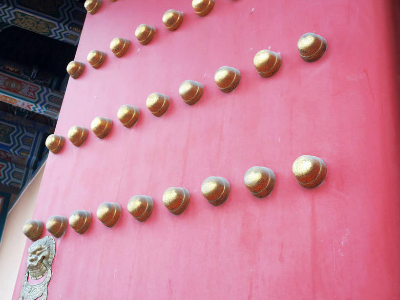 无人,博物馆,故宫,宫殿,横图,室外,白天,仰视,旅游,度假,名胜古迹,门,标志建筑,地标,建筑,北京,中国,亚洲,一排,许多,研究,遗迹,整齐,装饰,首都,很多,教育,古迹,文物,娱乐,门环,建设,古建筑,排列,红色,门框,紫禁城,享受,休闲,金色,旅游胜地,放松,展览,华丽,修饰,点缀,宫廷,队列,欣赏,陈列,古文明,东亚,中华人民共和国,东城区,北京市,京,北平,华北地区,衬托,美观,雅致,雅观,王宫,典藏,彩图,低角度拍摄,故宫博物院,皇宫,北京紫禁城,北京故宫,加固,门钉,东城,辅首衔环,门饰,铺首,shslj1