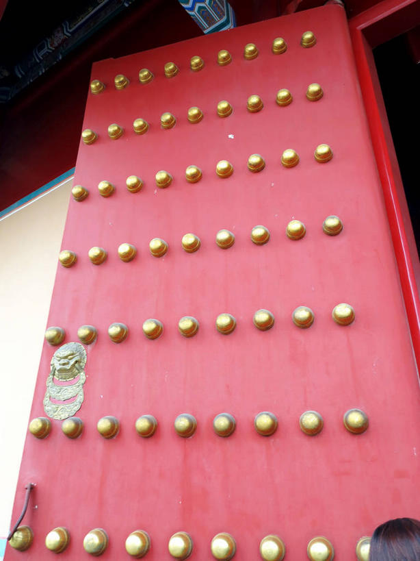 无人,博物馆,故宫,宫殿,竖图,室外,白天,仰视,旅游,度假,名胜古迹,门,标志建筑,地标,建筑,北京,中国,亚洲,一排,许多,研究,遗迹,整齐,装饰,首都,很多,教育,古迹,文物,娱乐,门环,建设,古建筑,排列,红色,门框,紫禁城,享受,休闲,金色,旅游胜地,放松,展览,华丽,修饰,点缀,宫廷,队列,欣赏,陈列,古文明,东亚,中华人民共和国,东城区,北京市,京,北平,华北地区,衬托,美观,雅致,雅观,王宫,典藏,彩图,低角度拍摄,故宫博物院,皇宫,北京紫禁城,北京故宫,加固,门钉,东城,辅首衔环,门饰,铺首,shslj1